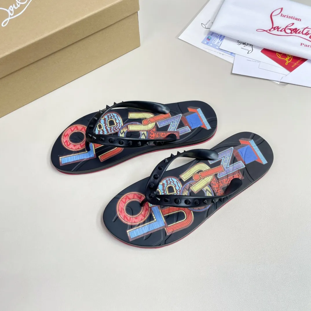 [CL red sole shoes] P: 280💰 size 38-45 Men’s classic slippers, made on the official website 1:1, the original factory specializes in original materials ➖ OEM 3D printing pattern production ➖ Original ultra-light anti-slip outsole. Super fashionable and super comfortable, handsome on the feet, a must-have for men in summer! !